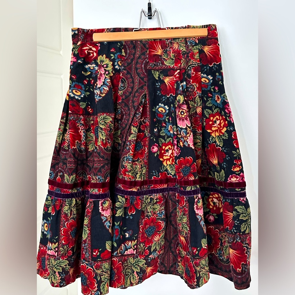 Zara Floral Midi A - Line Skirt - Multicolour 
Vintage - with 4 inverted pleats